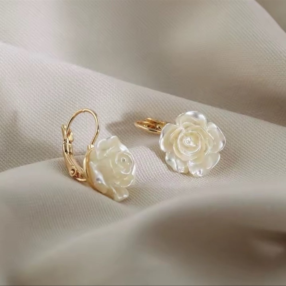 Elegant White Flower Earrings for Women
~NEW~
—Makes a Great Gift